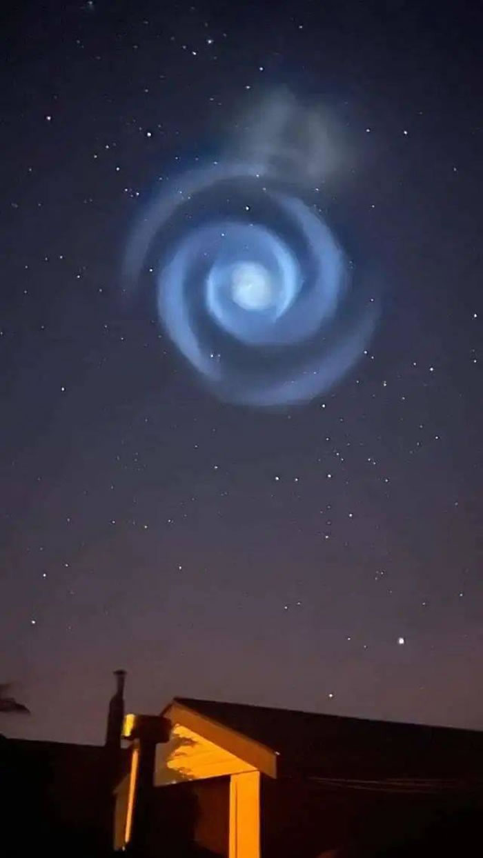 夜空中的螺旋状光线使新西兰的观星者们感到困惑和害怕