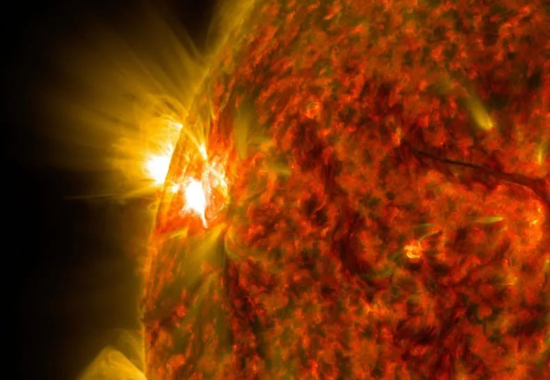 太阳黑子AR3038产生一个日冕物质抛射CME 可能正飞向地球