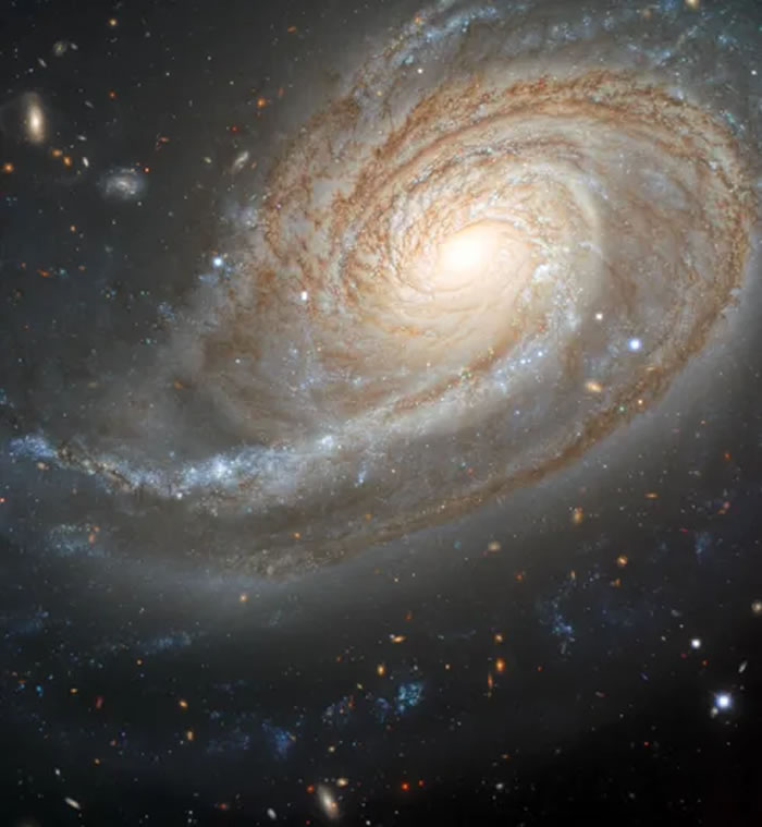 国际双子座天文台拍摄的倾斜的螺旋星系NGC 772