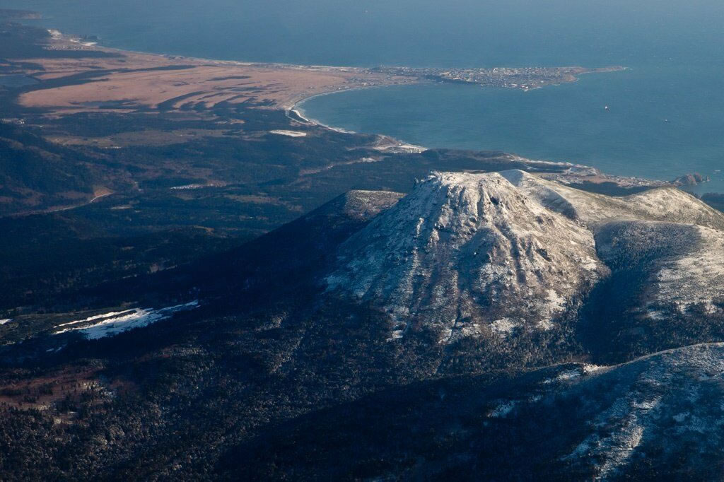 俄罗斯千岛群岛上的埃别科火山喷发高达2.5公里的火山灰柱