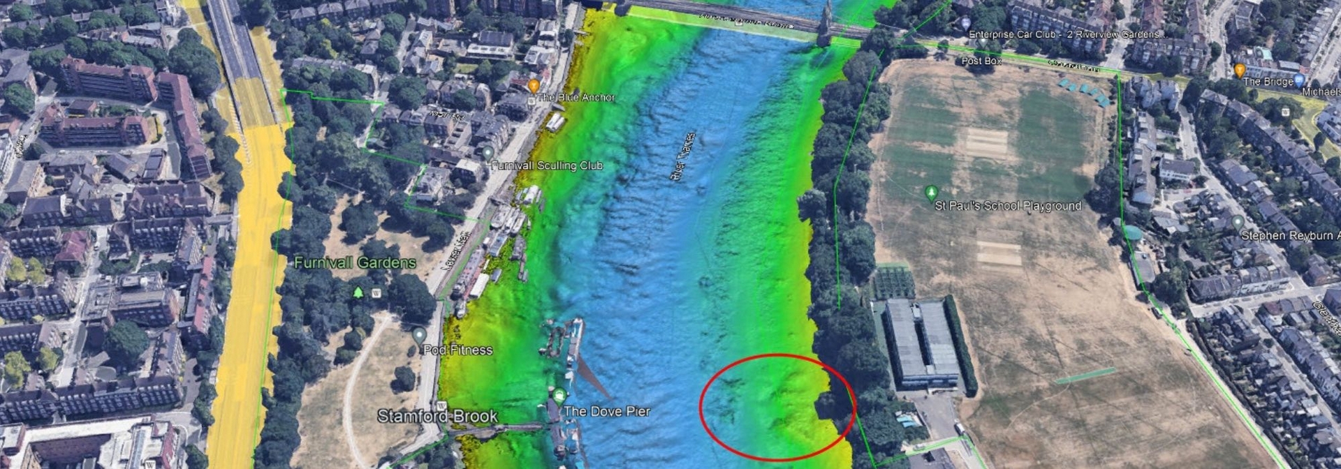 英国泰晤士河”湿纸巾岛“达两个网球场大