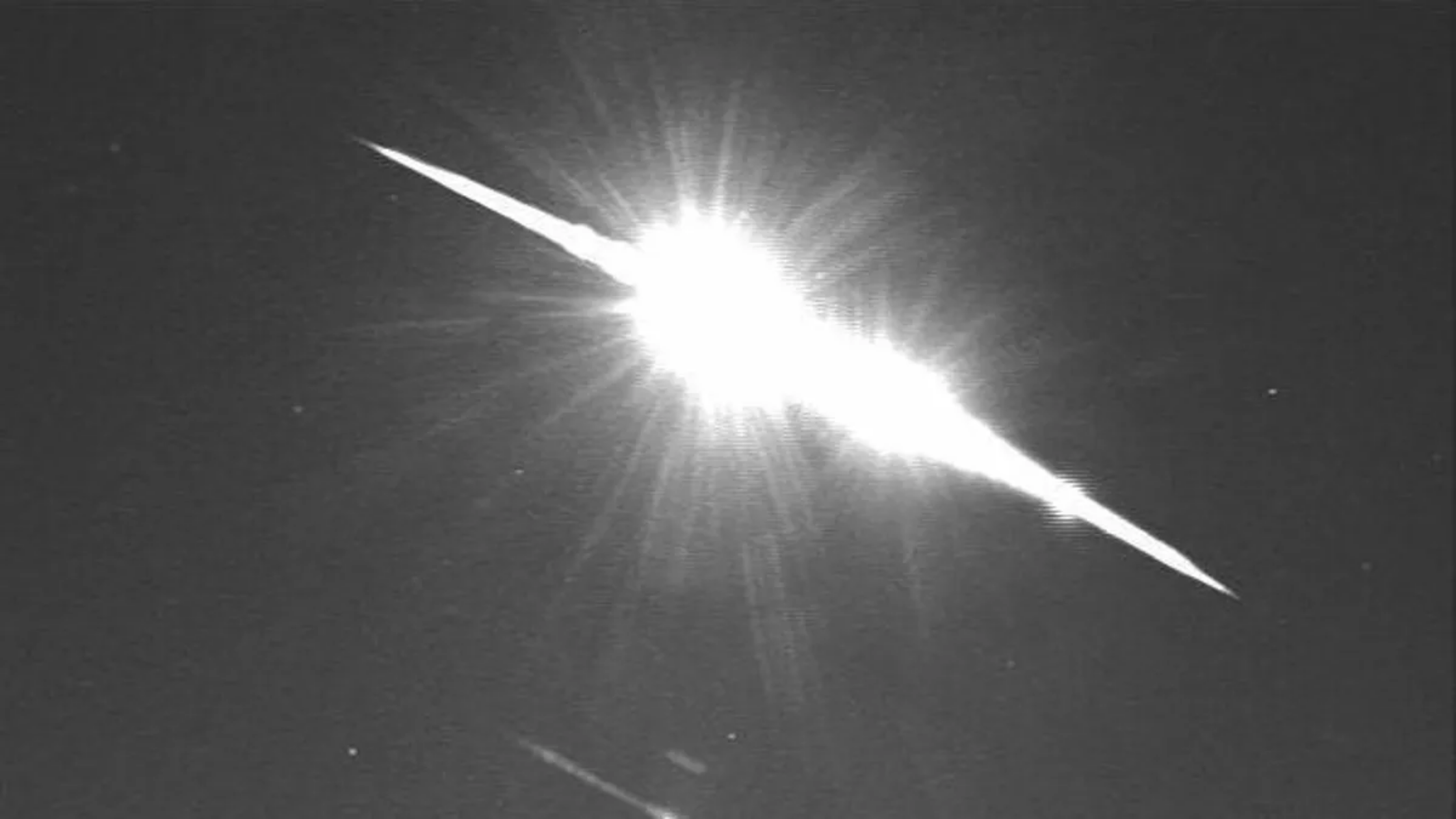 火流星：一对灿烂的火球照亮美国中部的夜空