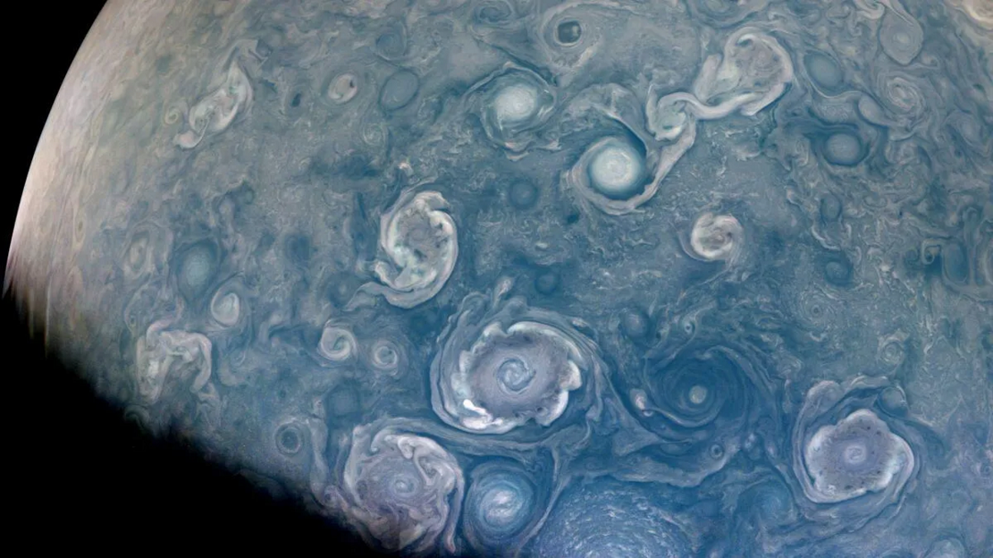 NASA朱诺号的JunoCam仪器在木星北极附近拍摄到水彩风暴