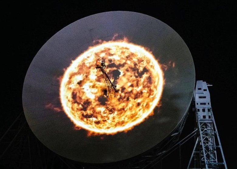 英国柴郡音乐节选定乔德雷尔班克天文台附近举行 射电望远镜碟形天线投射宇宙影象