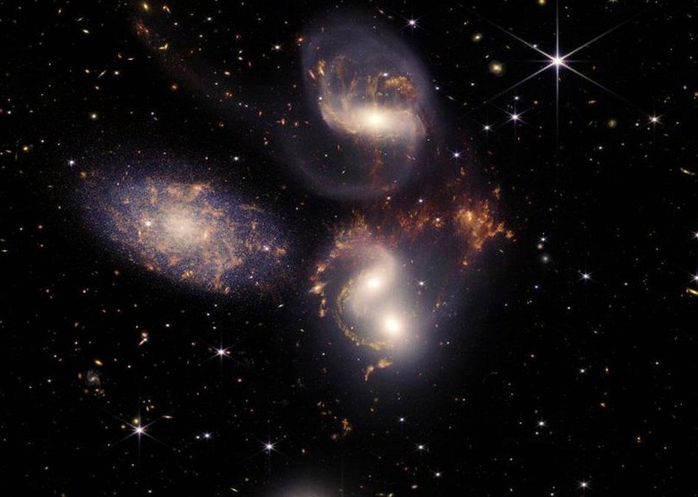 英国柴郡音乐节选定乔德雷尔班克天文台附近举行 射电望远镜碟形天线投射宇宙影象