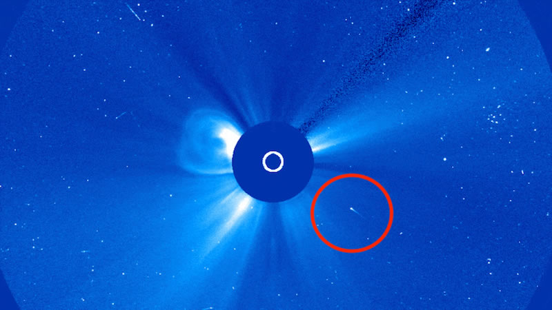 NASA太阳和日光层天文台SOHO捕捉到一颗彗星冲向太阳的过程