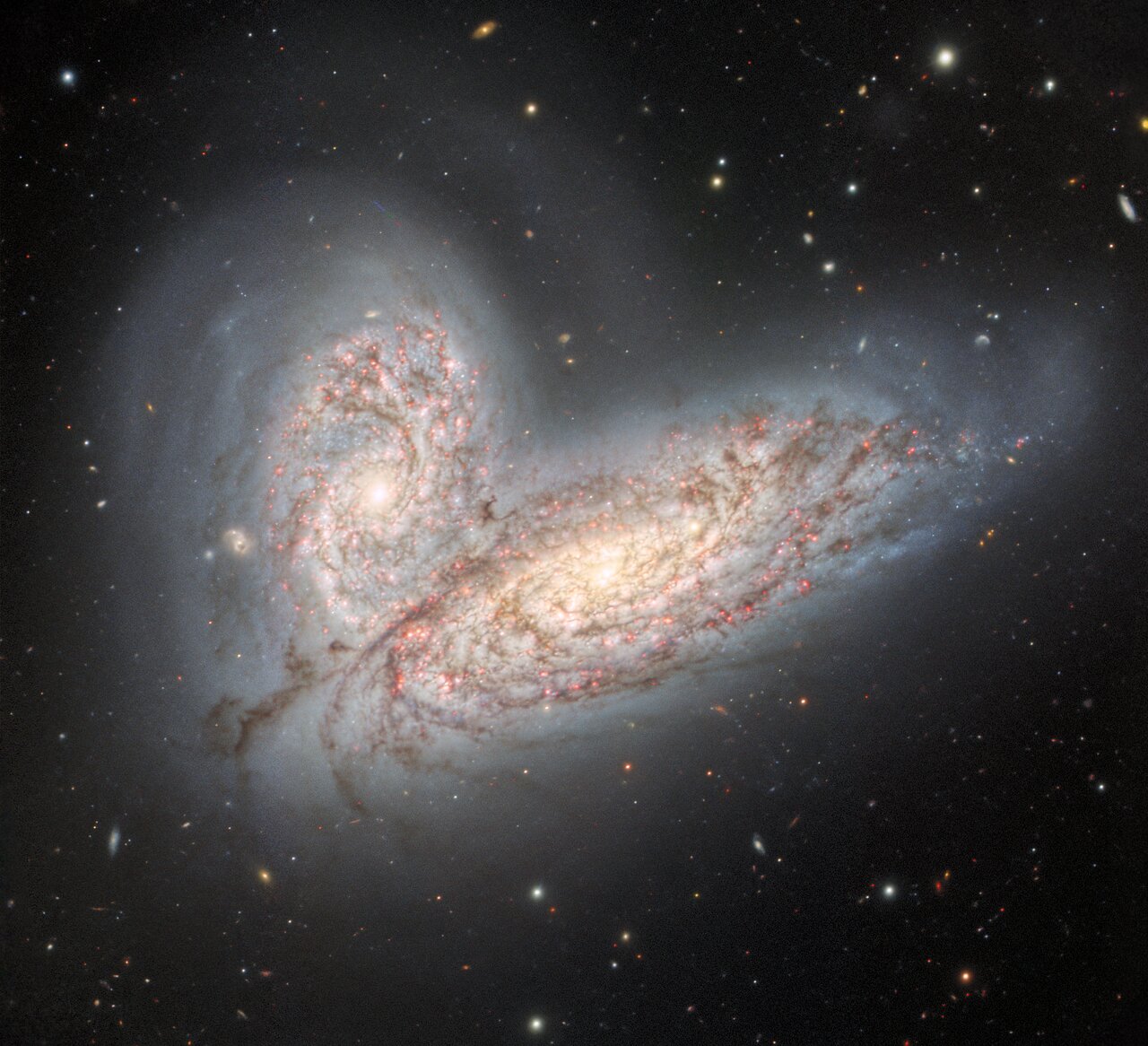 两个螺旋星系NGC 4568和NGC 4567激烈合并的新图像预示银河系的命运