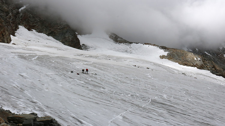 阿尔卑斯山冰川融化 登山者遗骸及飞机残骸重见天日
