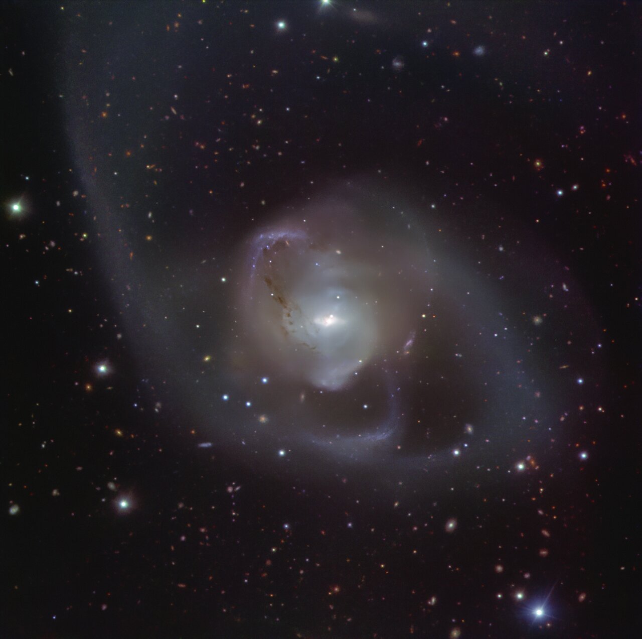 合并形成的星系NGC 7727中心有两个危险接近的超大质量黑洞