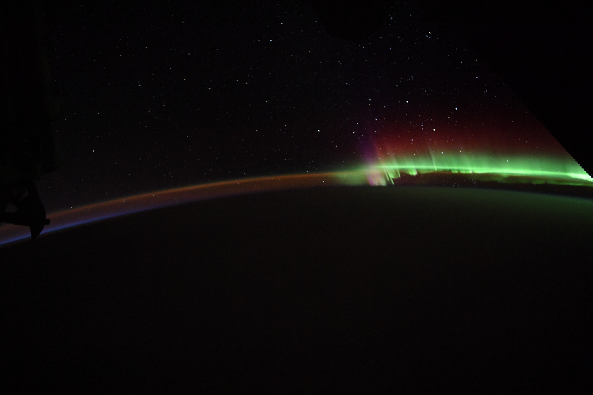 国际空间站NASA宇航员分享从太空拍摄的壮丽极光景象