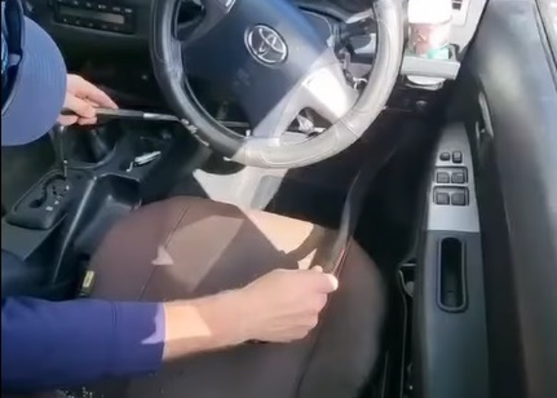 澳洲一对情侣开车时感觉脚底有异物滑过 惊见1米长毒蛇“赤腹伊澳蛇”