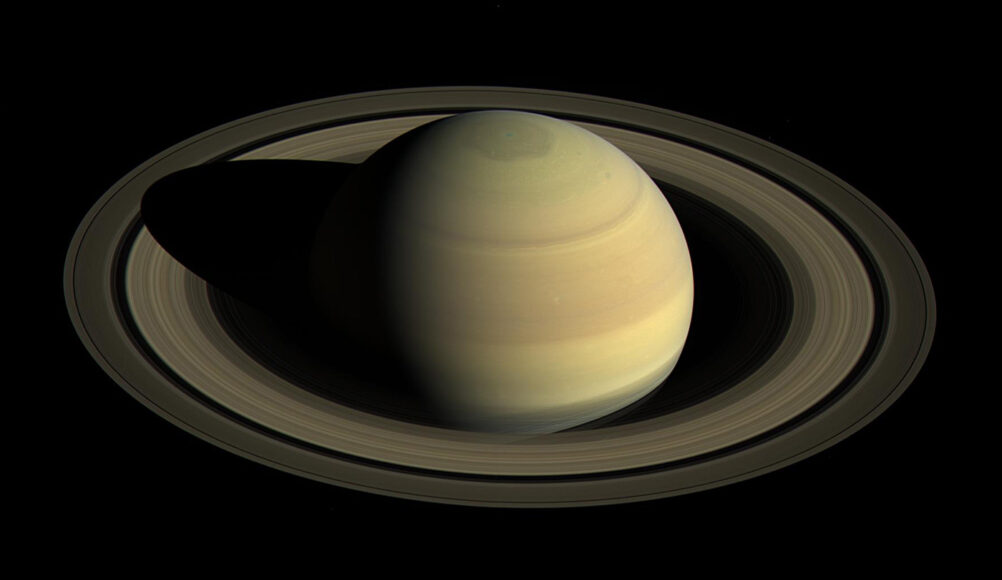 一颗卫星的丢失可以解释土星的倾角和年轻的行星环
