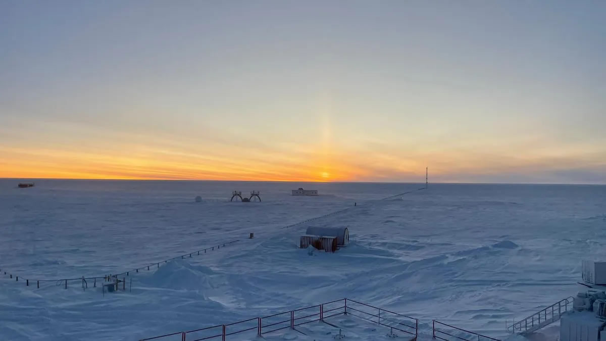 “日柱”大气光学现象：南极洲康科迪亚研究站天空出现一条直冲云霄的橙黄色光柱