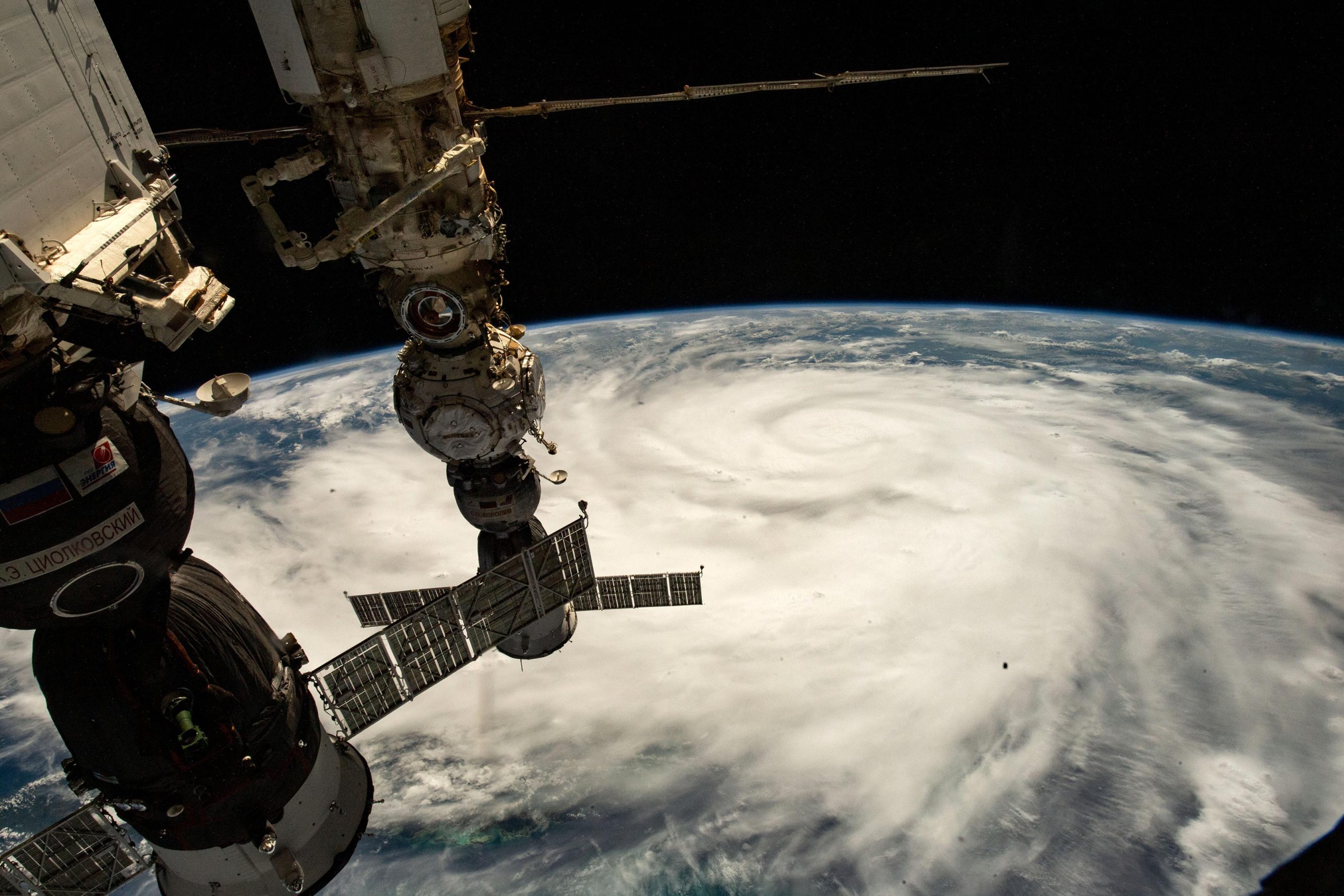 国际空间站宇航员拍摄的四级飓风“伊恩”的惊人照片