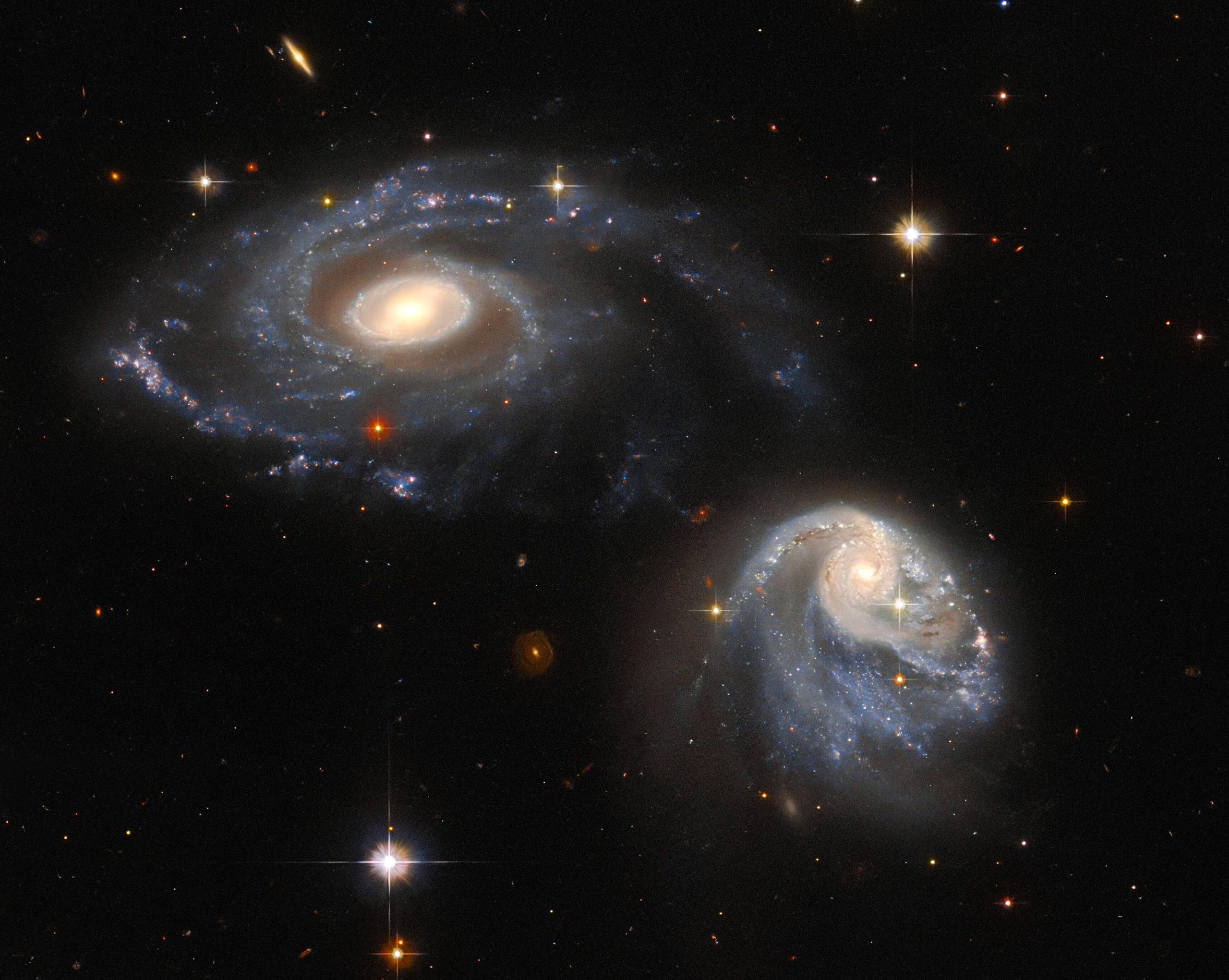 哈勃太空望远镜拍摄到正在相互施加引力作用的星系对Arp-Madore 608-333