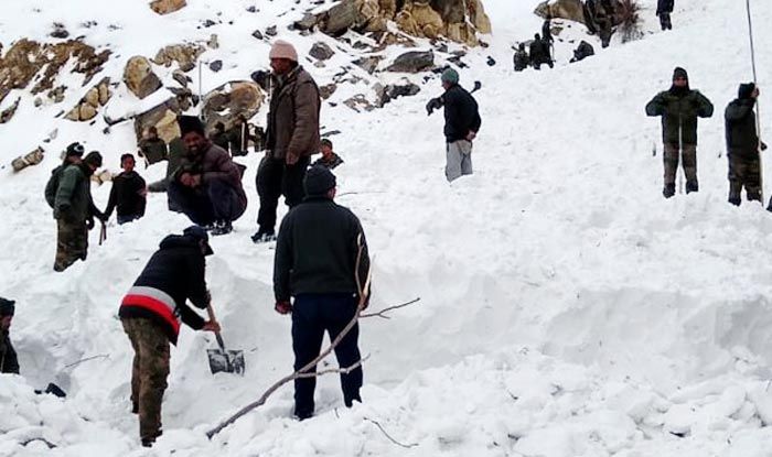 印度喜马拉雅山的卓帕帝旦大-2号山峰发生雪崩 41人登山队被活埋已10死