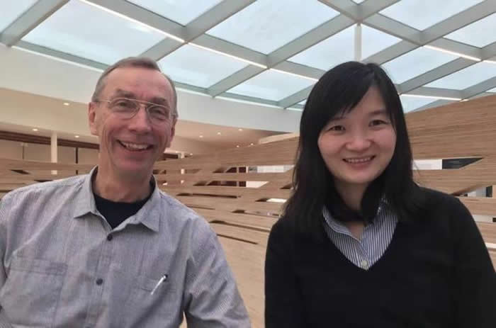 付巧妹和今年诺奖得主斯万特·帕博 | 受访者供图