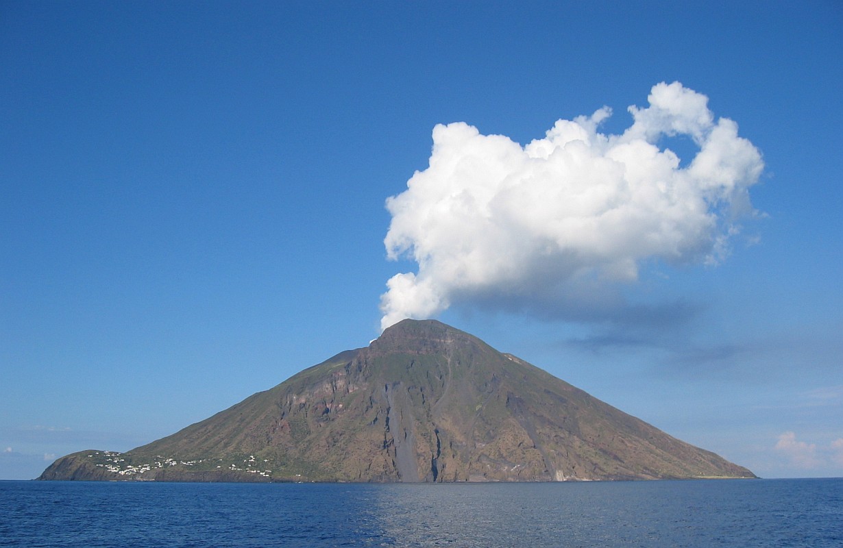 意大利斯通波利岛上一座火山爆发
