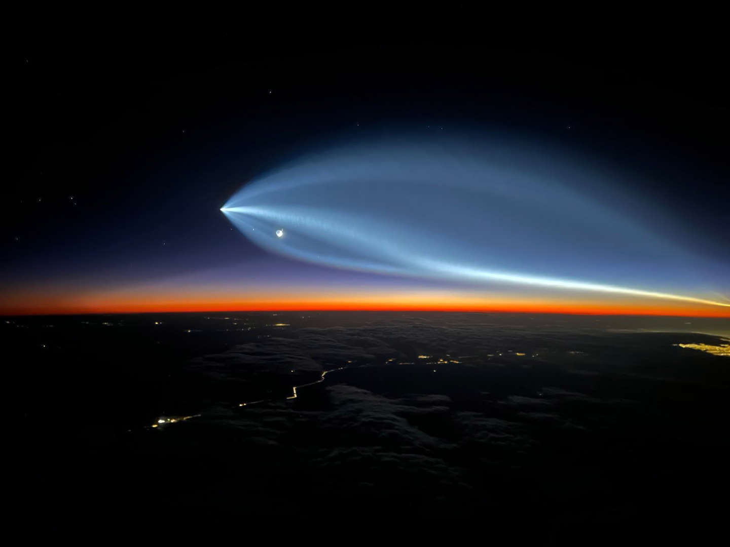 SpaceX“猎鹰9号”火箭在时速8000公里时呈现出令人震惊的视觉效果