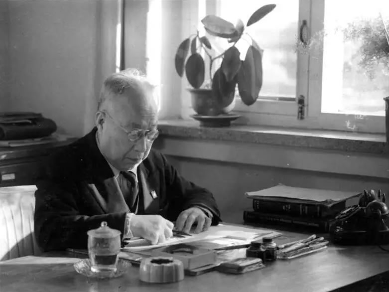 大国科学家:杨钟健的画像与达尔文并列悬挂在英国自然历史博物馆