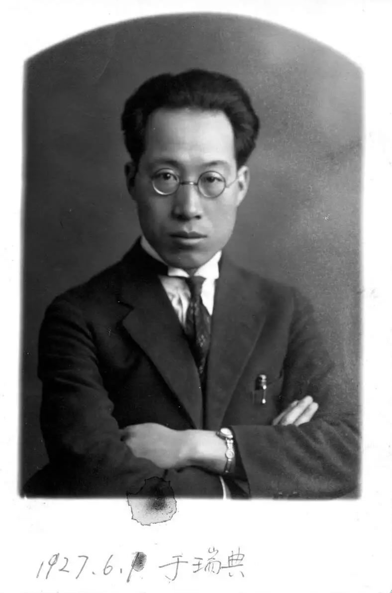 大国科学家:杨钟健的画像与达尔文并列悬挂在英国自然历史博物馆