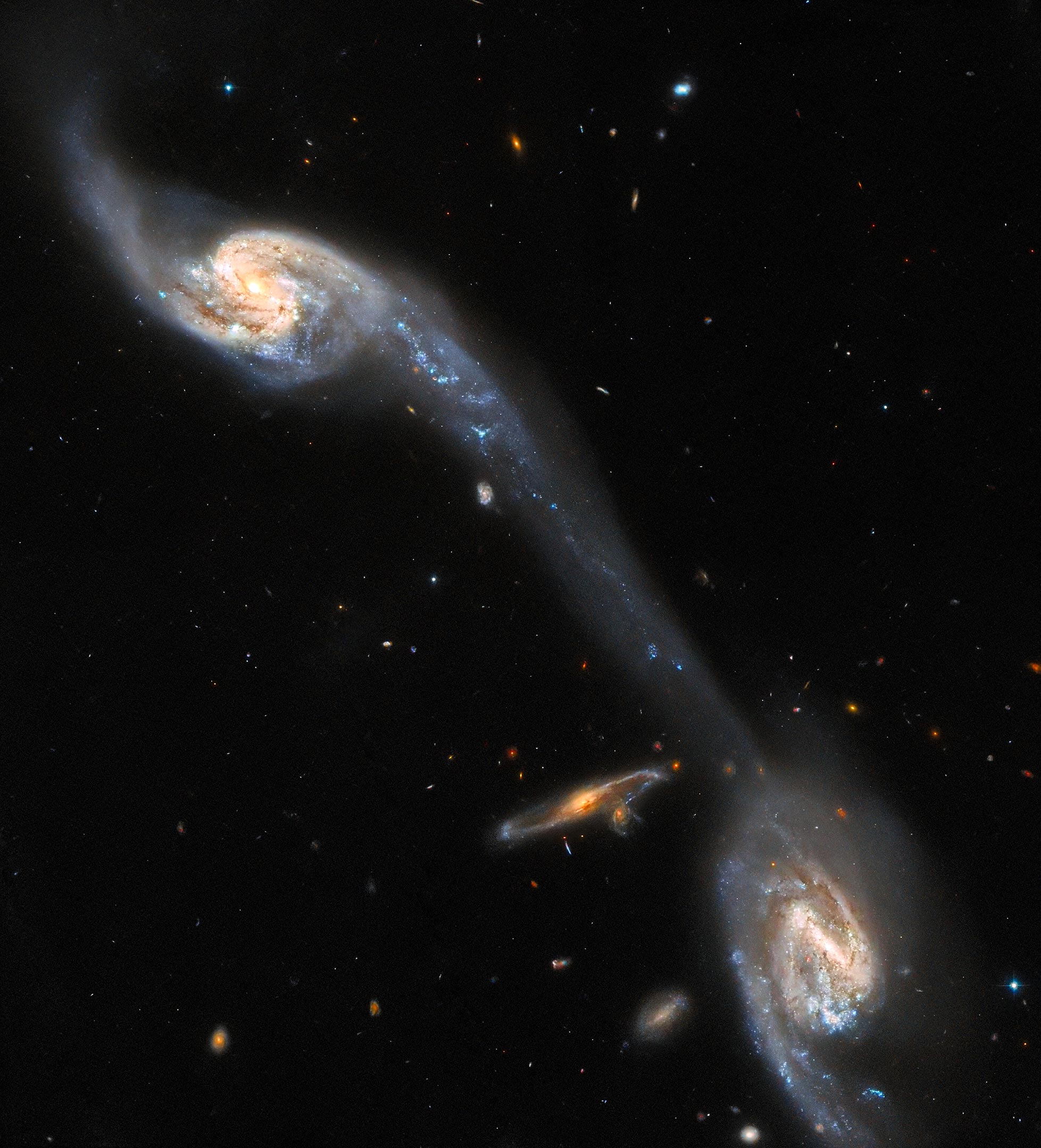 哈勃太空望远镜拍摄的处女座星系“桥梁”Arp 248