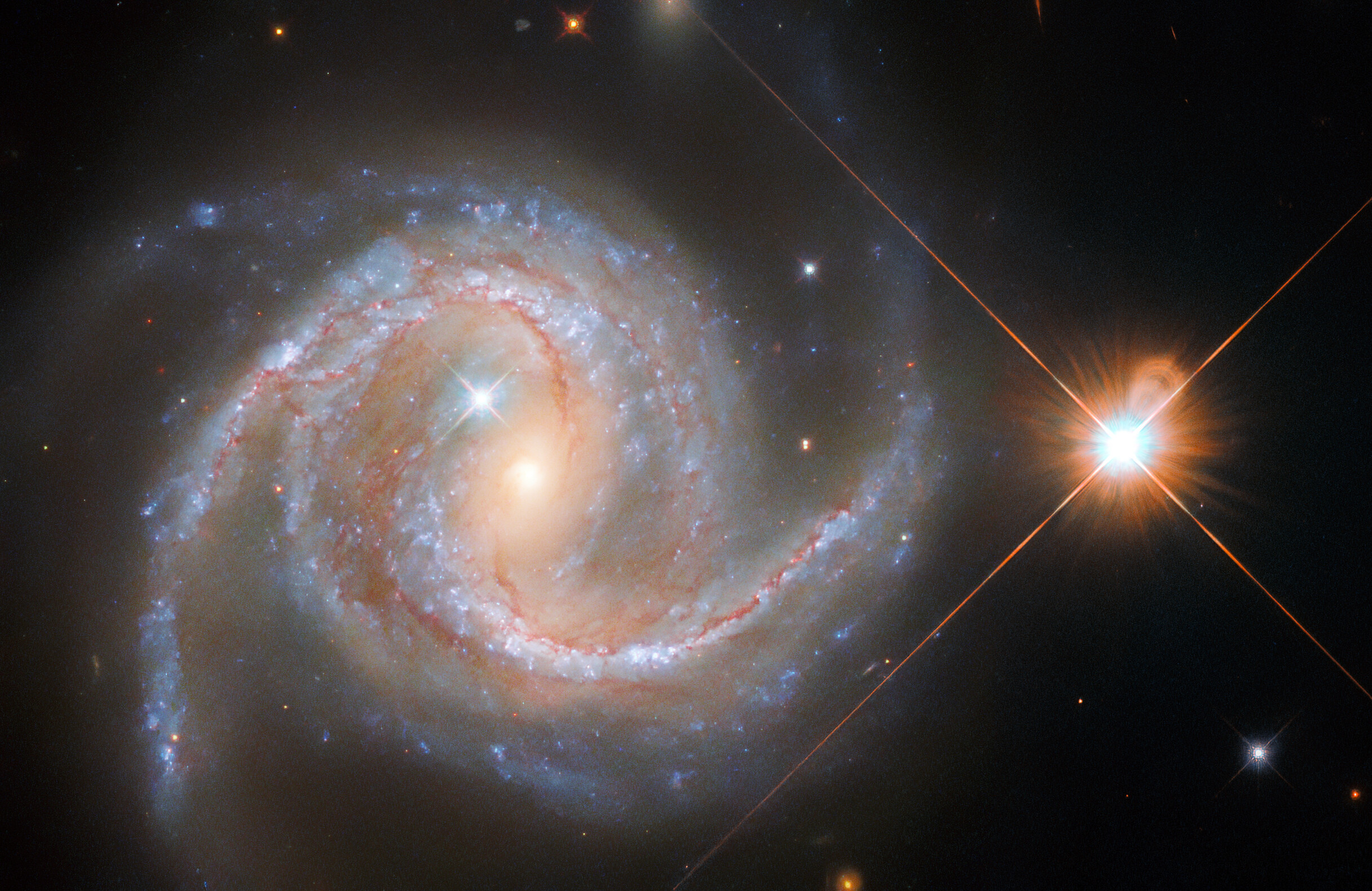 哈勃太空望远镜拍摄的螺旋星系NGC 5495