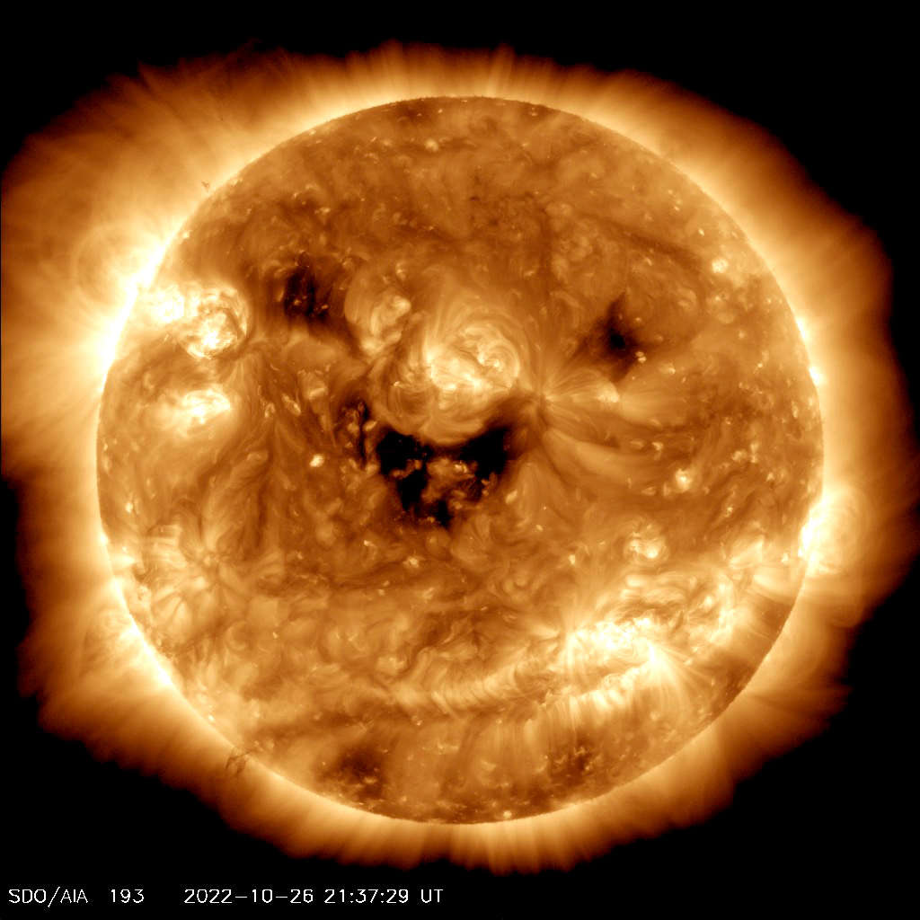“微笑的太阳”实际上是日冕洞 太阳风可以对地球大气层造成严重破坏
