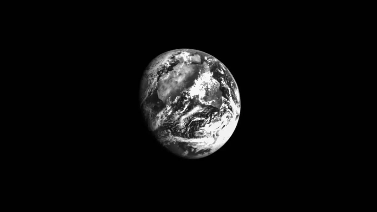 正进行Artemis I月球任务的猎户座飞船用导航相机拍下地球照片