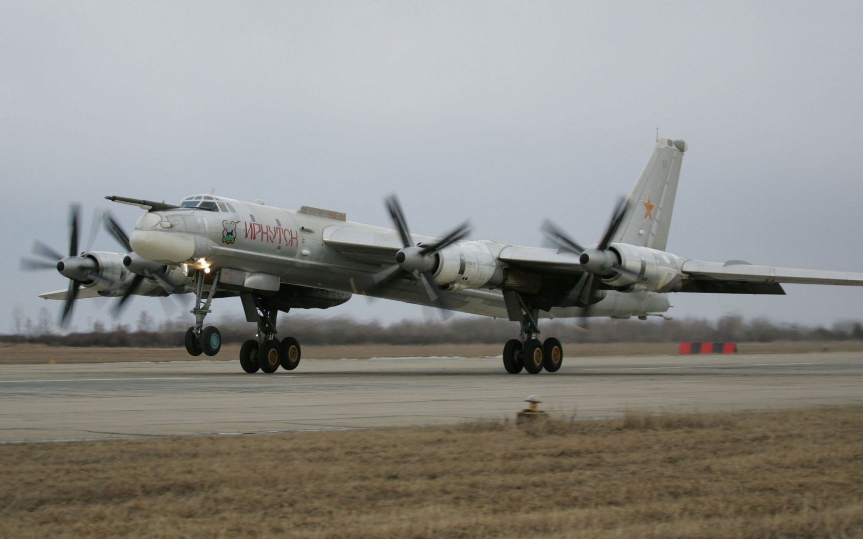 1952年11月12日苏联图-95战略洲际轰炸机首次升空 如今70岁“老当益壮”