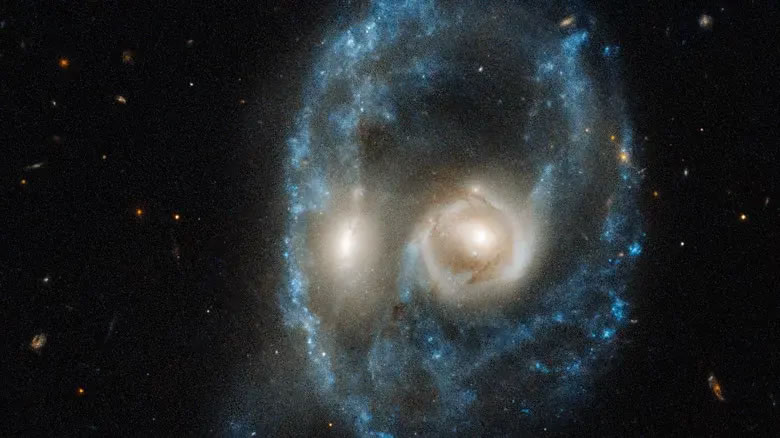 哈勃太空望远镜拍摄的Arp-Madore 417-391星系碰撞照片