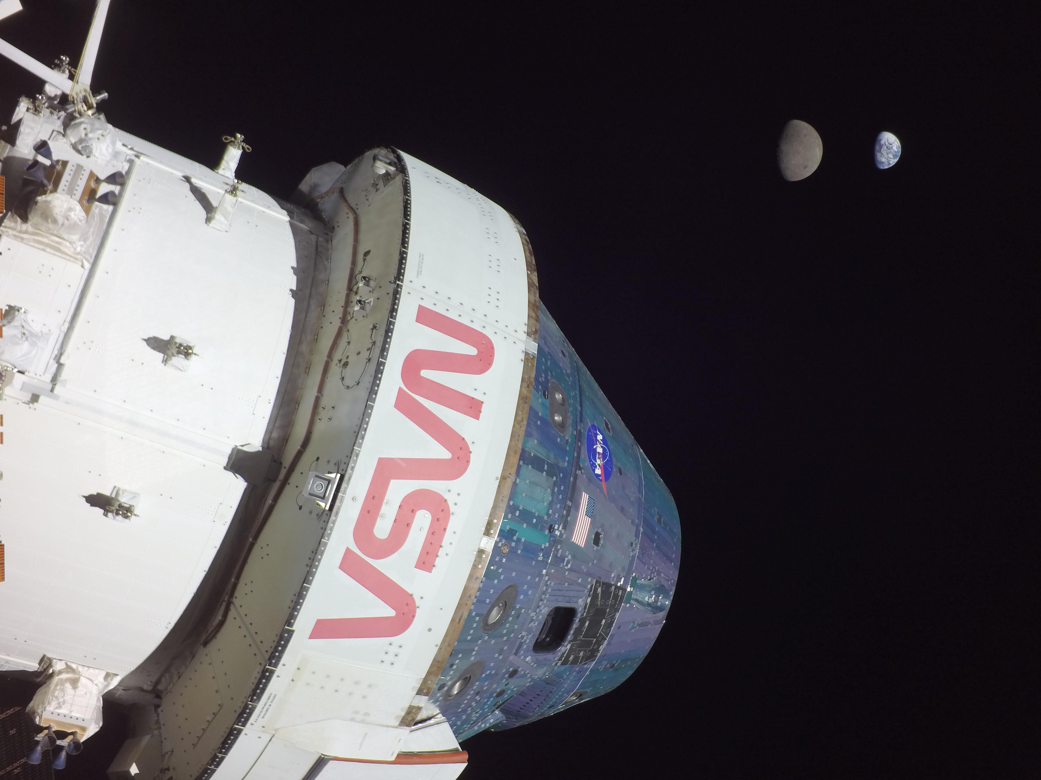NASA猎户座飞船发回月球和地球的同框照