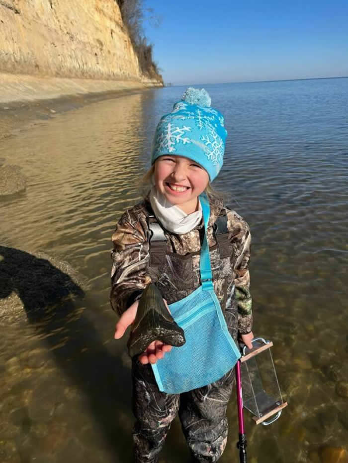 2022年圣诞节当天9岁女孩在美国马里兰州切萨皮克湾海滩寻找化石时发现巨齿鲨牙齿化石