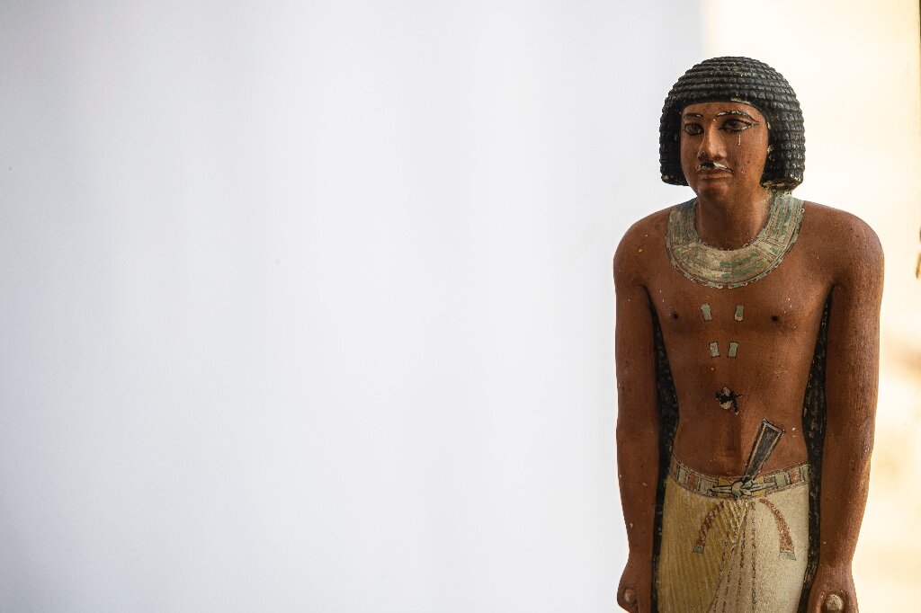 埃及开罗南部塞加拉墓地发现一具镶金木乃伊和四座陵墓 距今4300年前