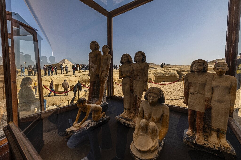 埃及开罗南部塞加拉墓地发现一具镶金木乃伊和四座陵墓 距今4300年前