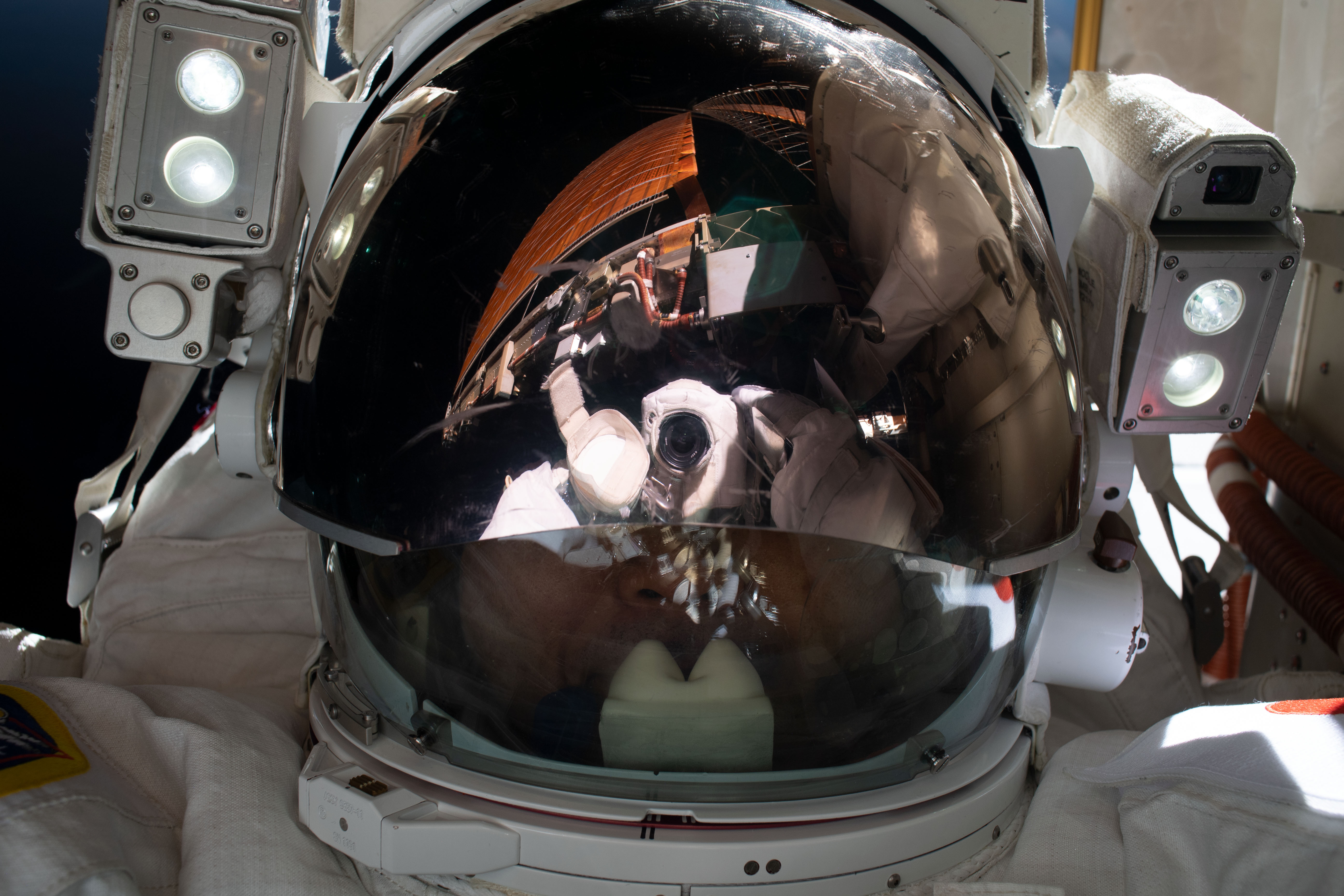 国际空间站日本宇航员若田光一在太空行走中进行“太空自拍”