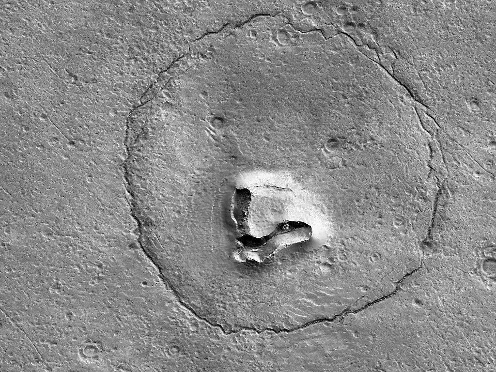 太空科学家说火星表面有一张2公里宽的泰迪熊脸
