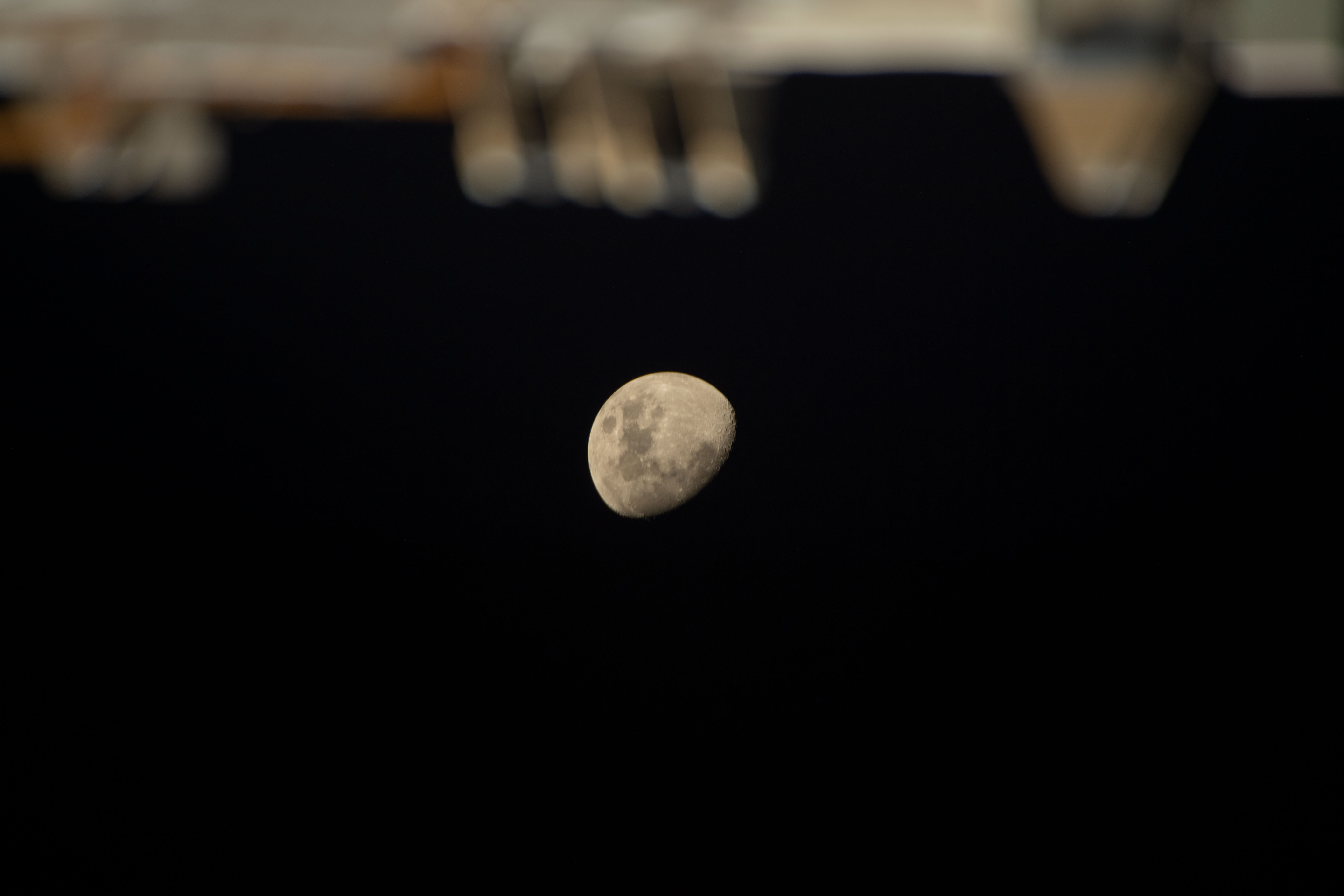 国际空间站宇航员拍摄的月球