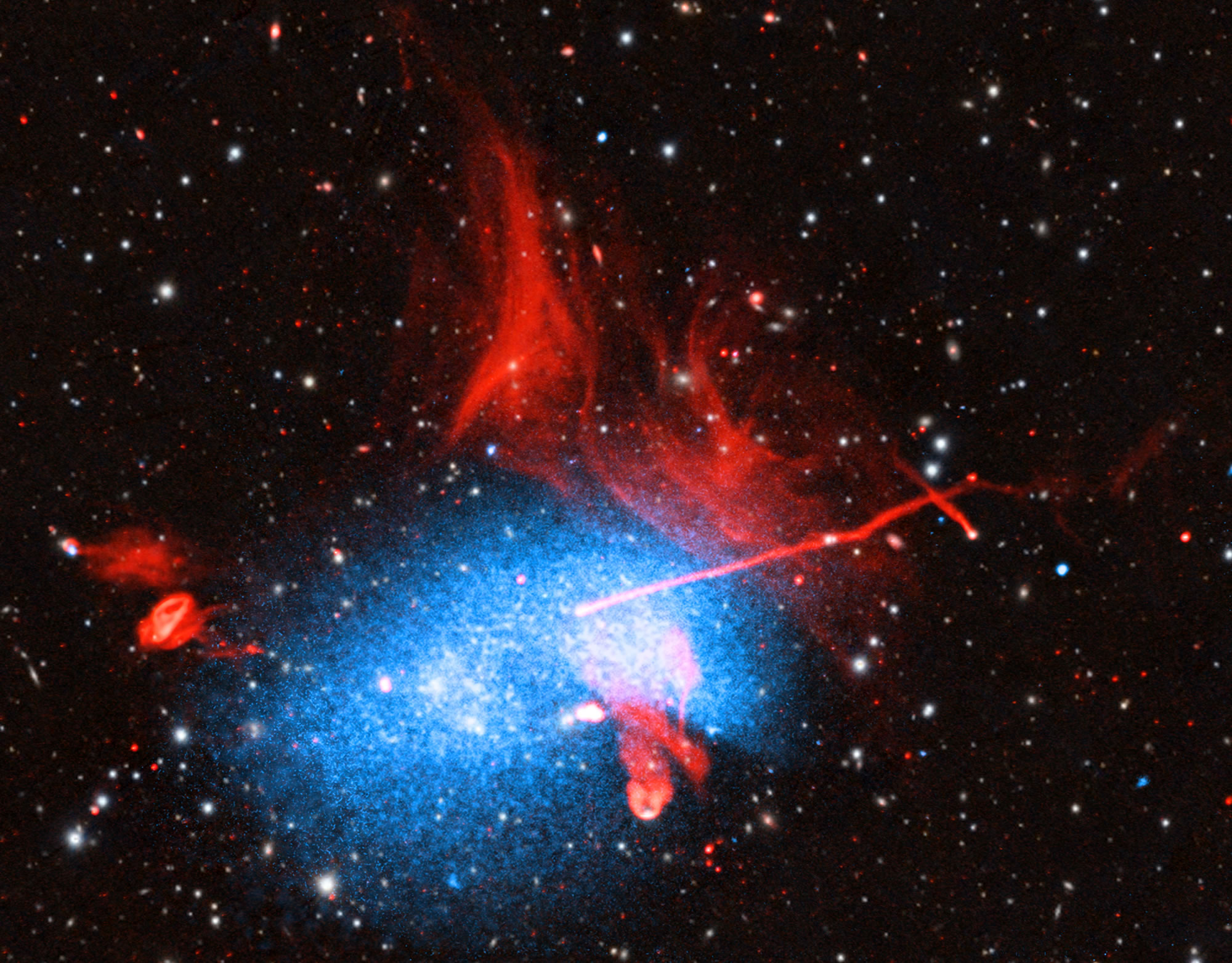 Abell 2256：距离地球约7.8亿光年外至少有三个星系团正在经历一场混乱的合并