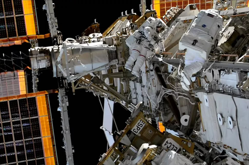 太空行走的宇航员在国际空间站外安装了一个太阳能阵列平台
