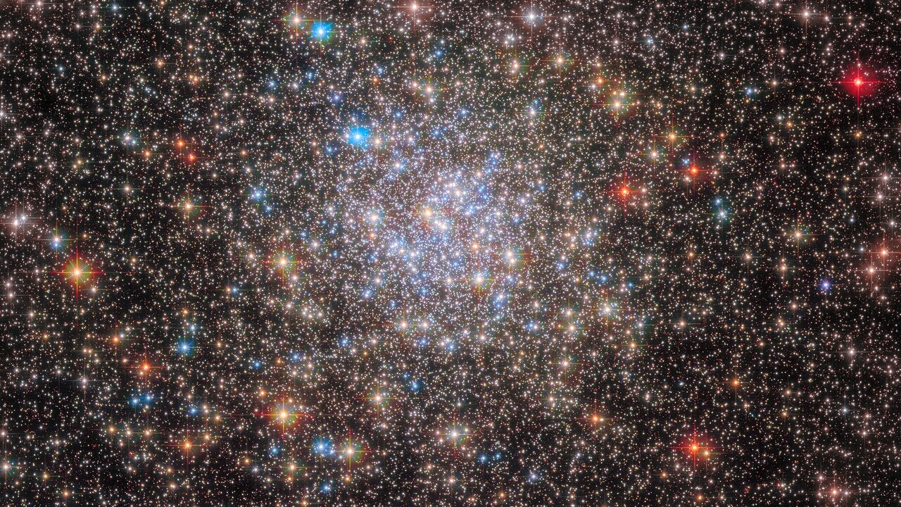 哈勃太空望远镜捕捉银河系内部的球状星团NGC 6355
