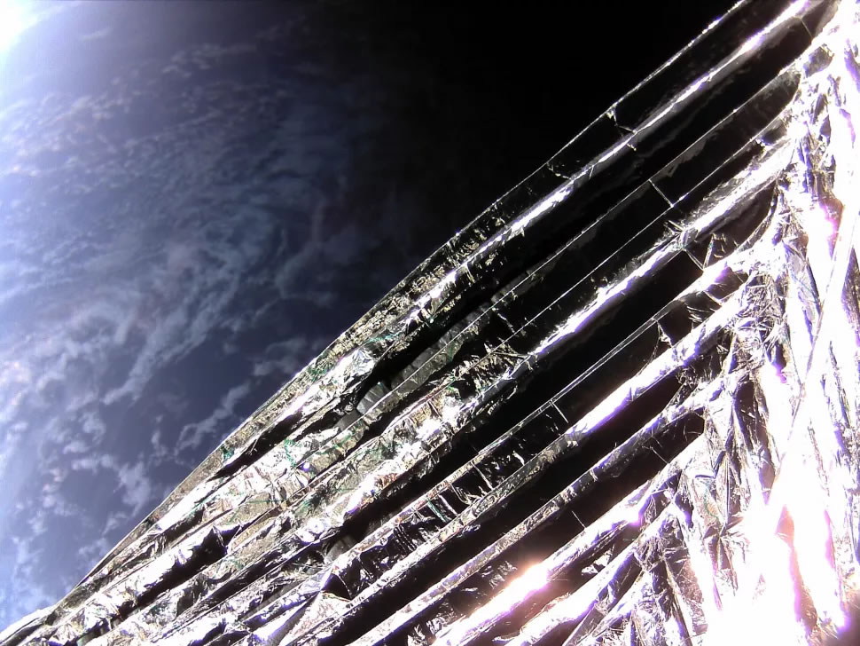 欧洲航天局成功在立方体卫星上展开一面帆 以帮助将航天器拖入地球大气层并脱离轨道