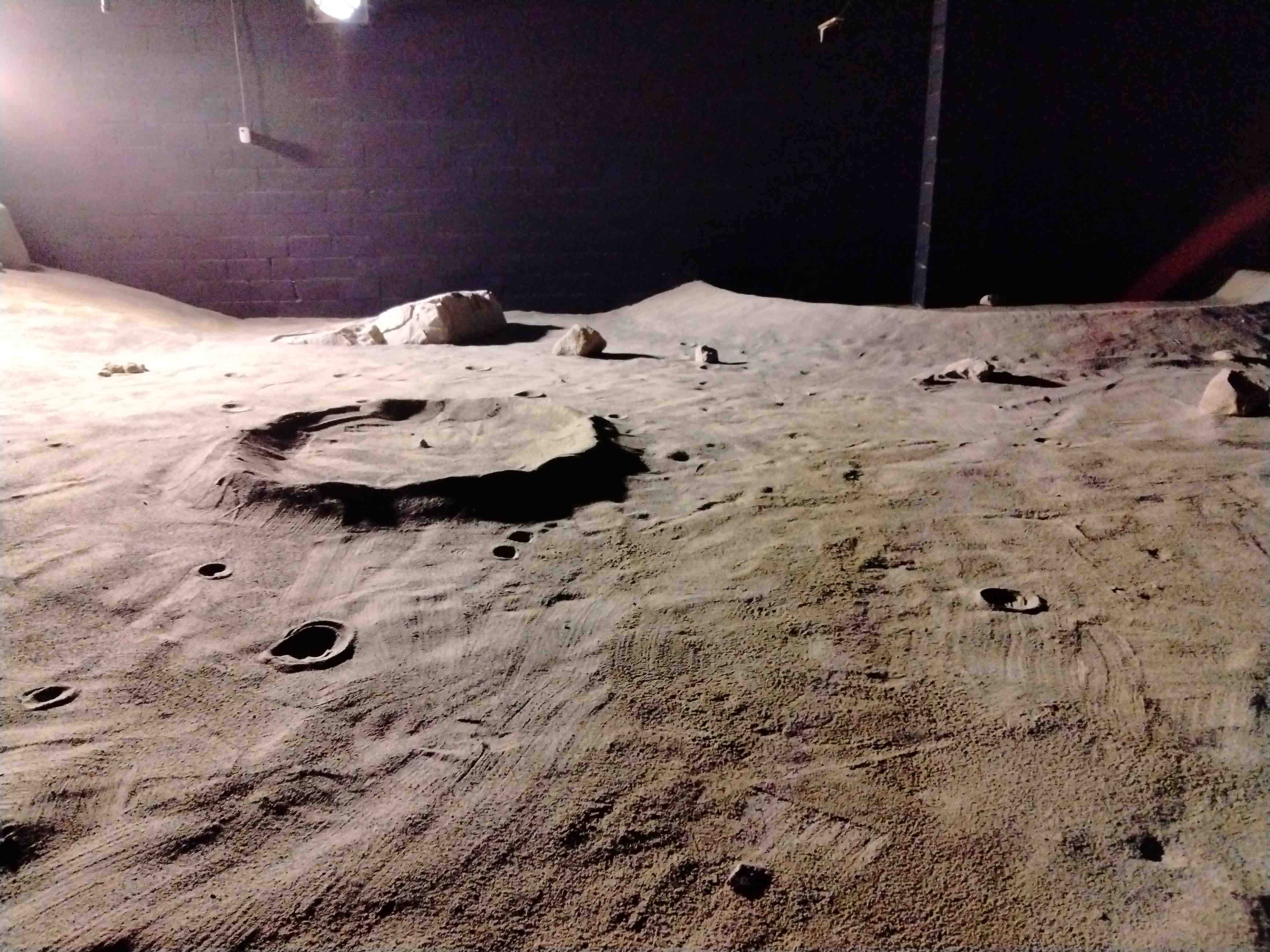 Clearpath Robotics的月球车Max正在加拿大渥太华一个类似月球的设施中进行测试