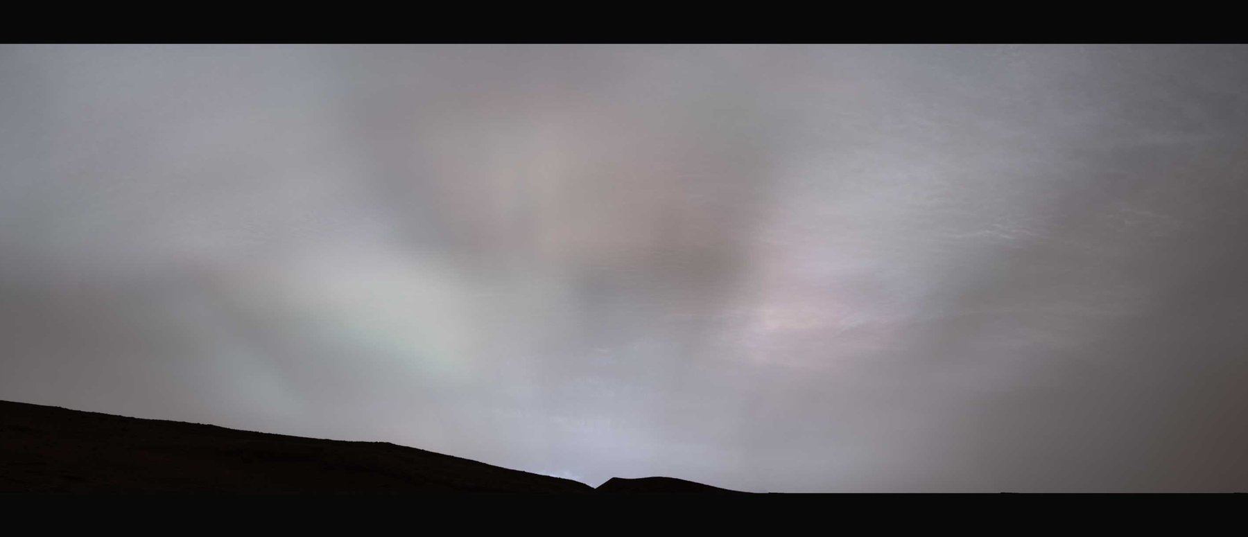 美国宇航局的火星探测器好奇号在这颗红色星球上看到耀眼的“太阳光线”
