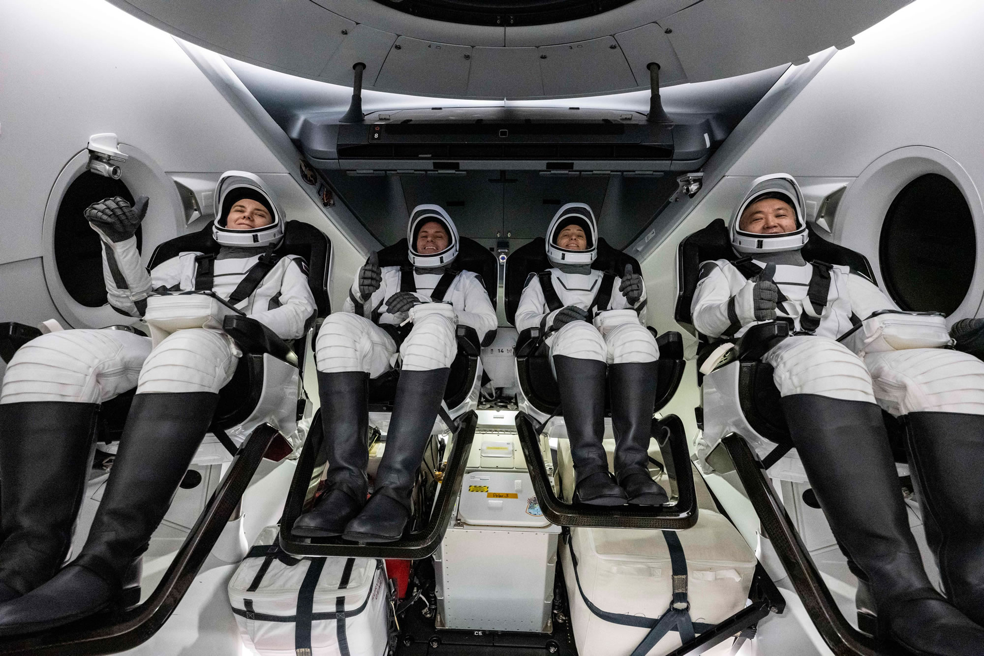 美国宇航局的SpaceX Crew-5任务宇航员在佛罗里达海岸附近安全溅落