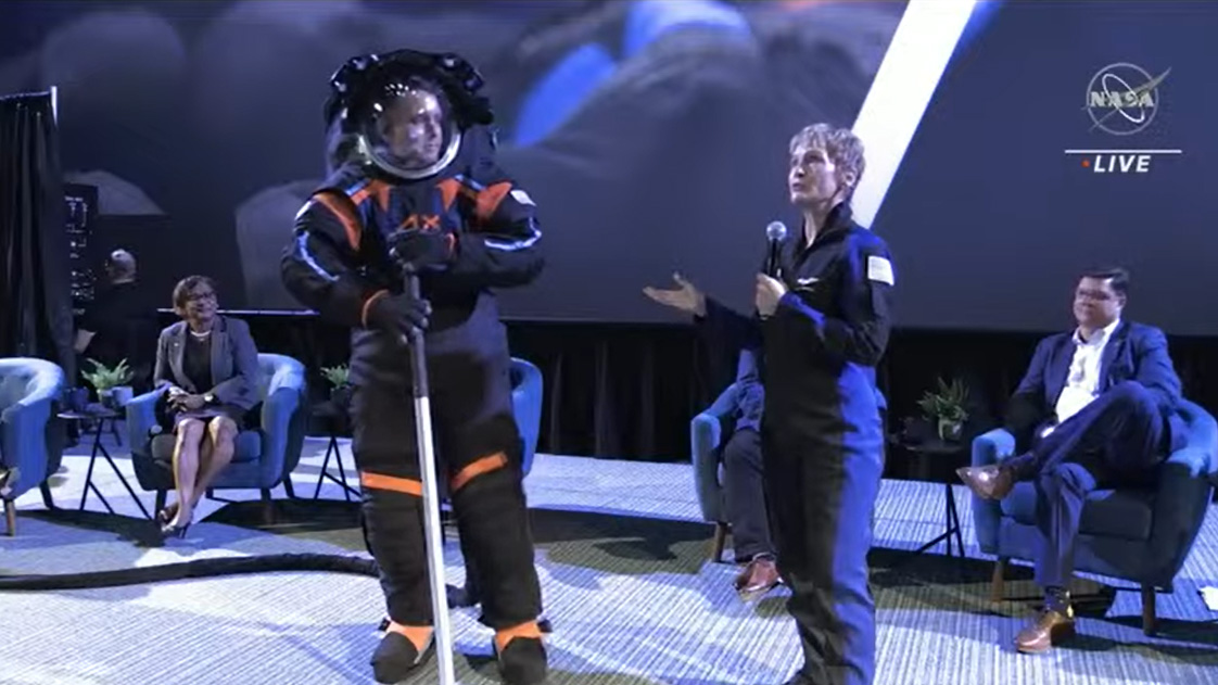 Axiom Space为月球上的阿尔忒弥斯宇航员展示了宇航服原型