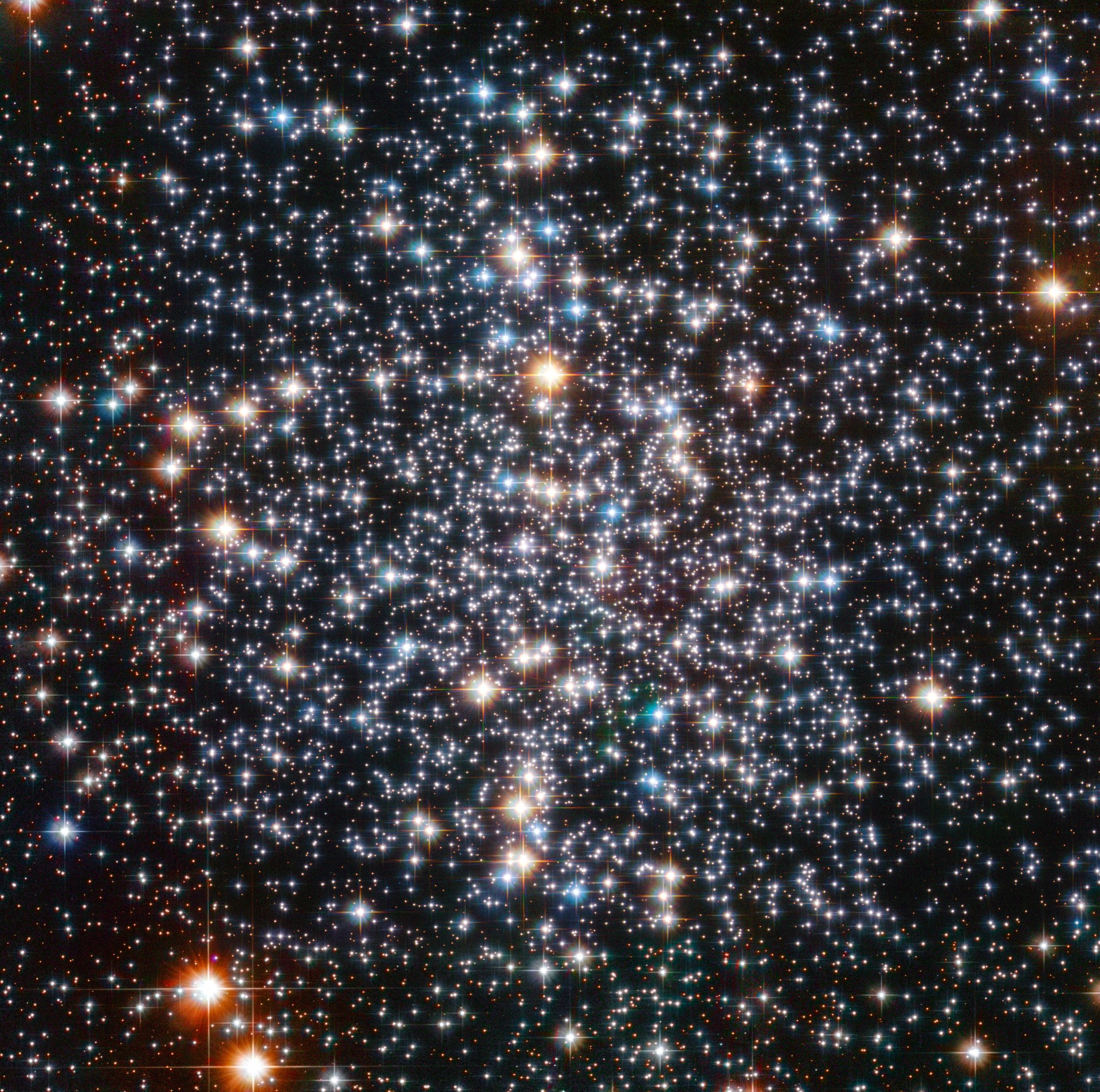 哈勃太空望远镜揭示潜伏在我们后院球状星团梅西耶4中的罕见黑洞