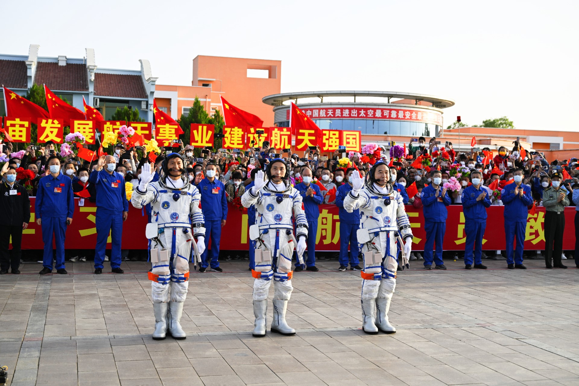 中国用神舟16号飞船将3名宇航员送上天宫空间站