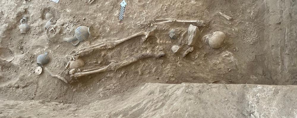 ���̽�ն�������·˹���ָ����˹���Ʒ�ķ�Ĺ