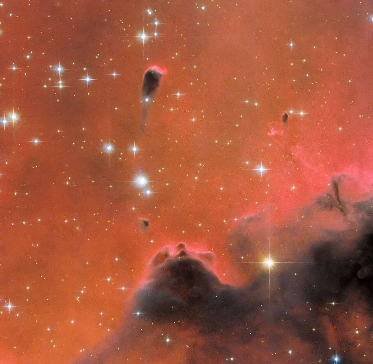 哈勃太空望远镜拍摄一个闪亮的红色星云
